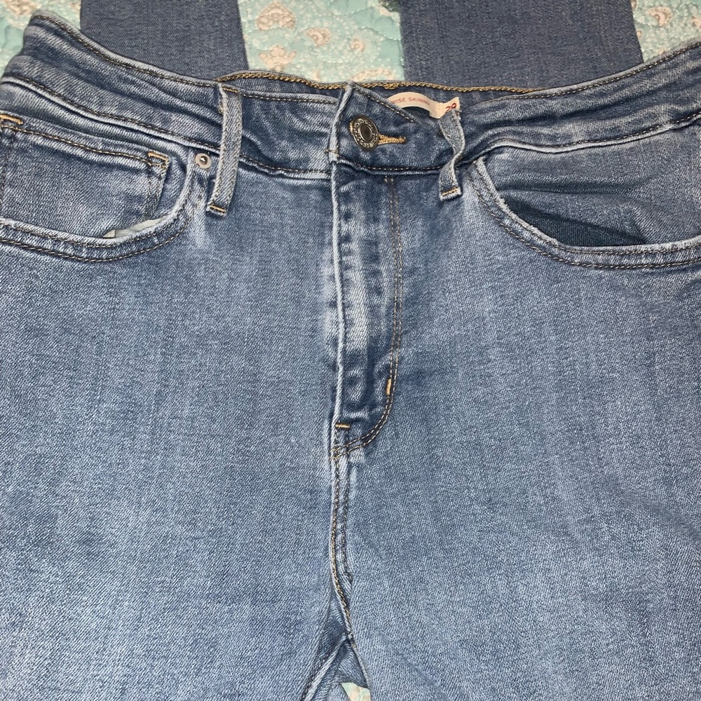 Light Colored Levi’s Capris